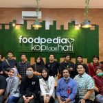 Momen foto bersama pengunjung usai buka bersama di Foodpedia Kopi dari Hati Tanjung Datuk