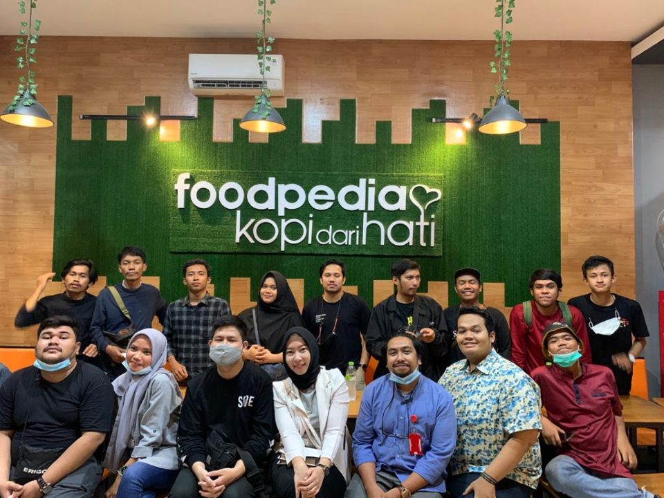 Momen foto bersama pengunjung usai buka bersama di Foodpedia Kopi dari Hati Tanjung Datuk