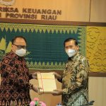 Wali Kota Pekanbaru, Dr H Firdaus ST MT saat menerima Opini WTP Dari BPK RI