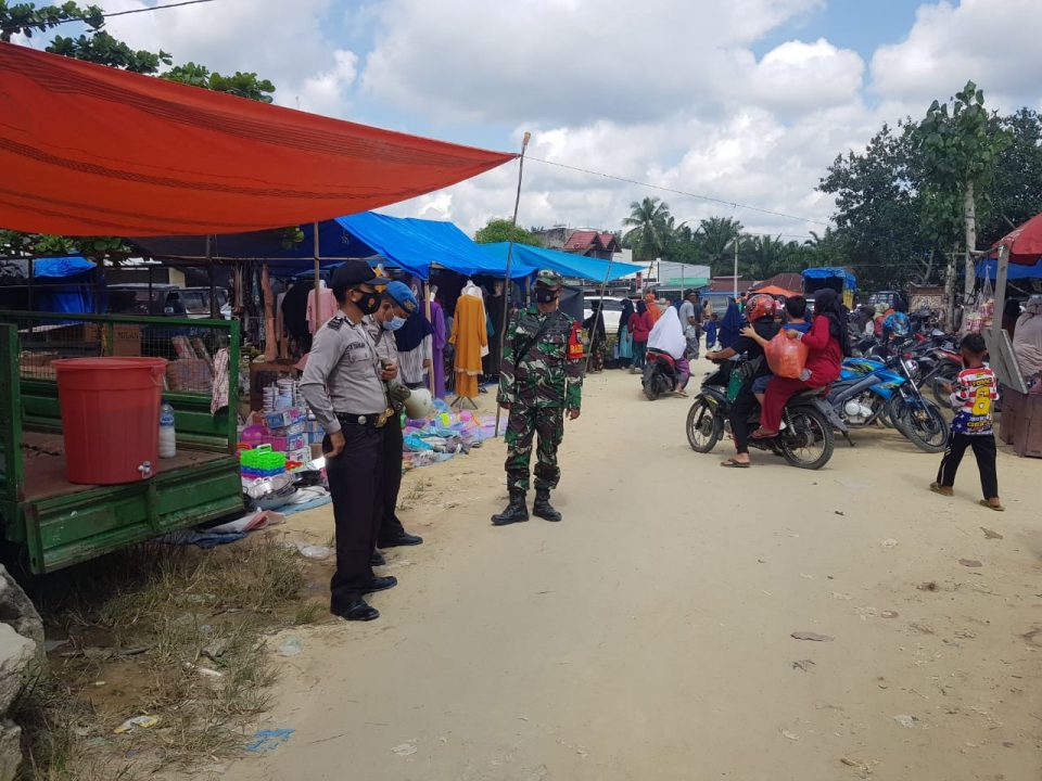 Polsek Kerumutan Kembali Terapkan Prokes di Pasar Tradisional Desa Bukit Lembah Subur