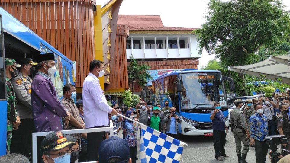 Wali Kota Pekanbaru Firdaus Didampingi Wakil Wali Kota Ayat Cahyadi Meluncurkan Lima Unit Bus Vaksinasi Keliling