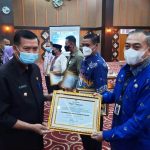 Kepala BPKAD Kota Pekanbaru, Syoffaizal menerima secara langsung piagam penghargaan tersebut dari Walikota Pekanbaru Dr H Firdaus ST MT