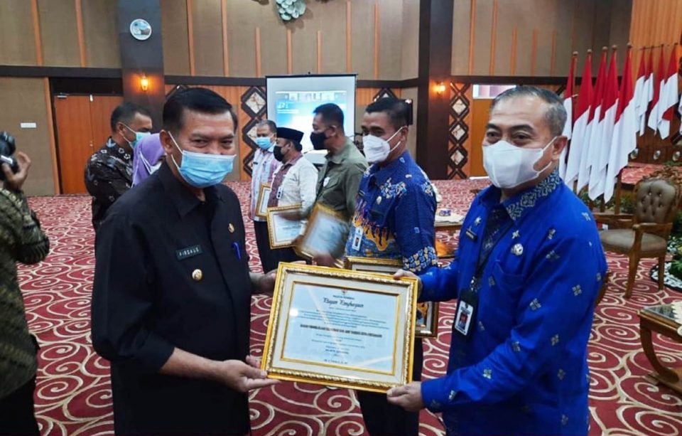 Kepala BPKAD Kota Pekanbaru, Syoffaizal menerima secara langsung piagam penghargaan tersebut dari Walikota Pekanbaru Dr H Firdaus ST MT