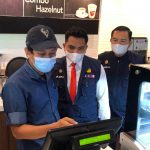 Kepala Bapenda Zulhelmi Arifin SSTP MSi saat melakukan pemeriksaaan salah satu WP Restoran