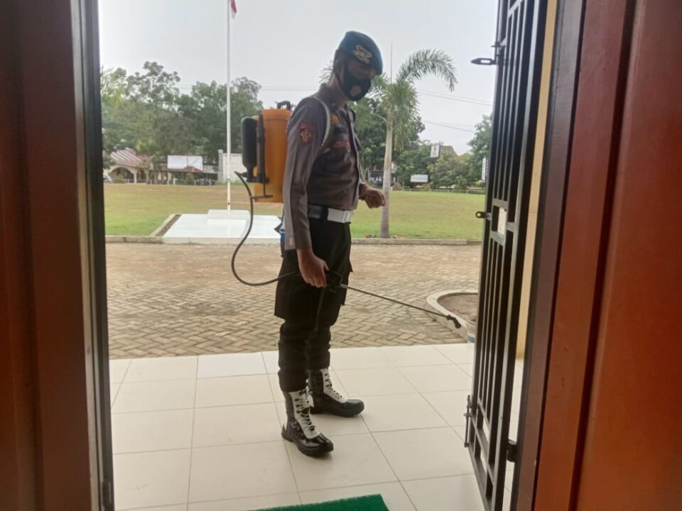 Antisipasi Covid-19, Polsek Pangkalan Lesung Rutin Semprot Mako dan Asrama dengan Disinfektan