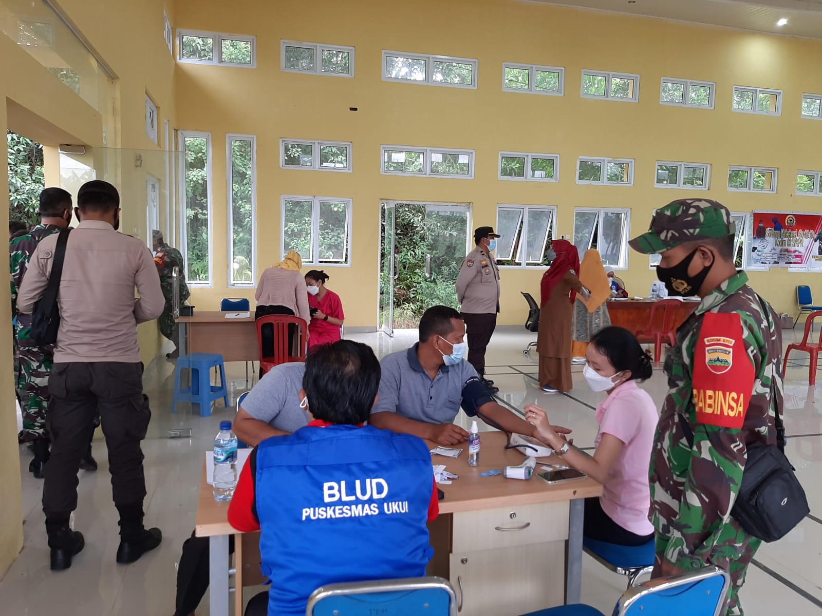 Polsek Ukui dan Koramil Pangkalan Kuras Laksanakan Pengamanan Vaksinasi