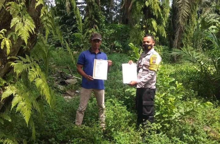 Sambangi Warga, Personil Polsek Bandar Sei Kijang Sosialisasikan Maklumat Kapolda Riau