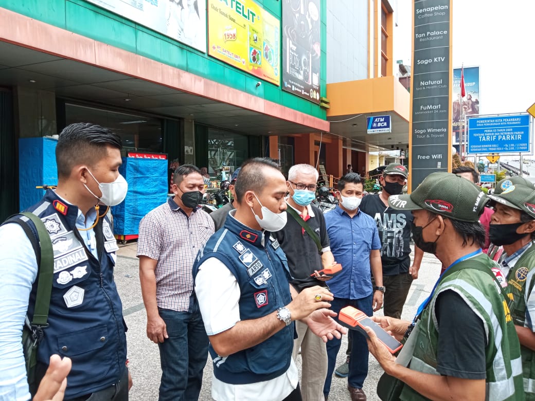 Kepala Dishub Pekanbaru, Yuliarso bersama Kepala UPT Perparkiran, Radinal Munandar saat peluncuran sistem parkir non tunai di Kota Pekanbaru pada 1 Oktober 2021