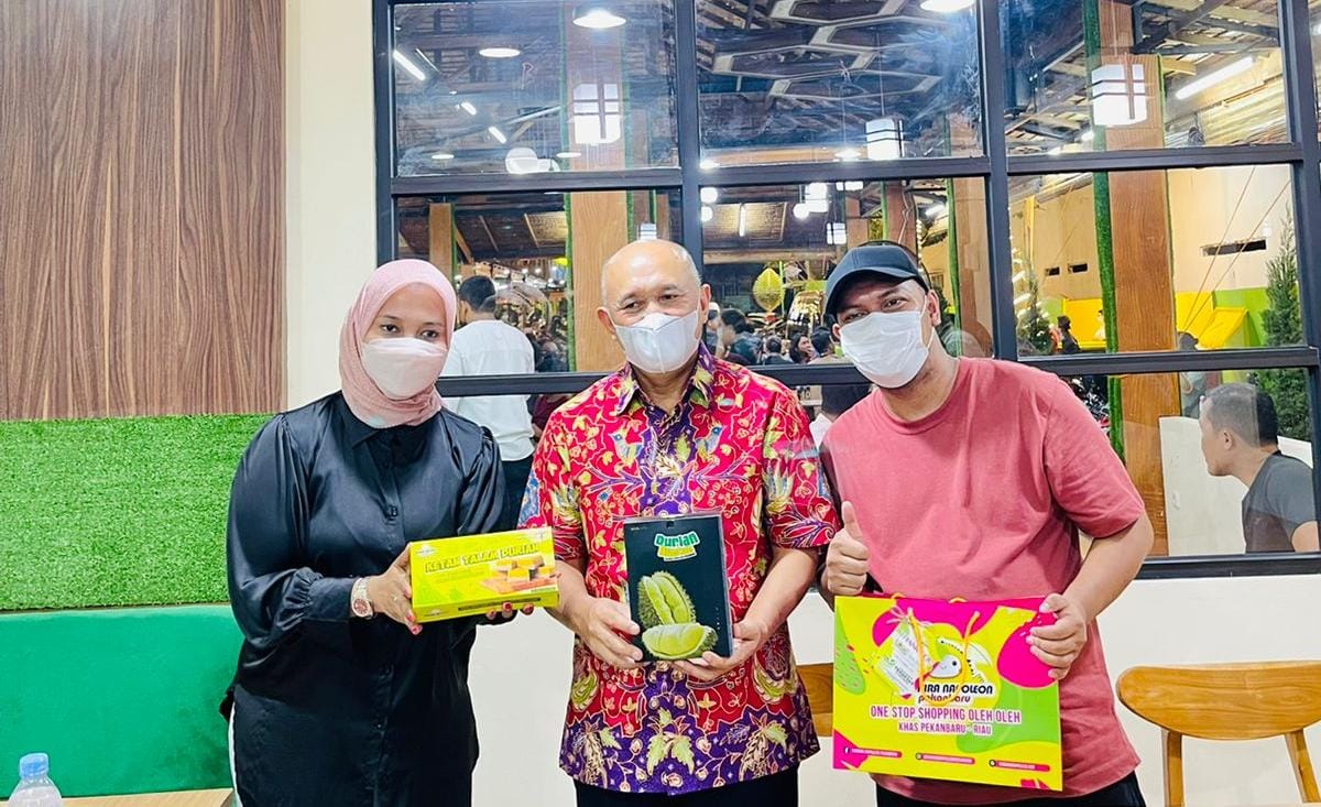 Durian Runtuh Nadhira Napoleon jadi Destinasi Wisata Kuliner Menkop UKM saat Kunker ke Riau