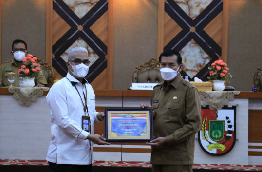 Walikota Pekanbaru, Firdaus saat menerima penghargaan WTP dari Kementerian Keuangan