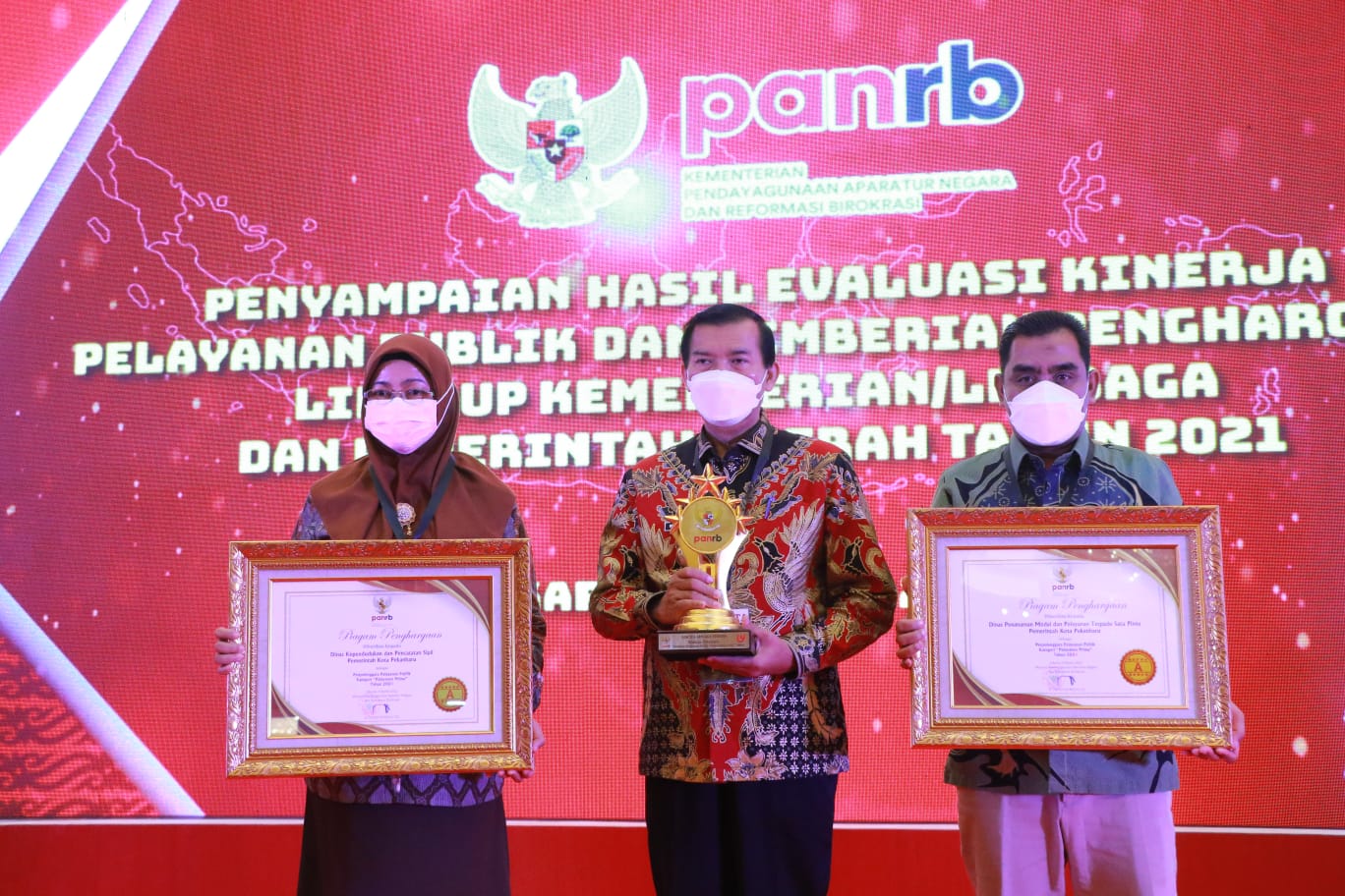 Dinas Penanaman Modal dan Pelayanan Satu Pintu (DPM-PTSP) serta Dinas Kependudukan dan Pencatatan Sipil (Disdukcapil), meraih penghargaan Pelayanan Prima tingkat nasional