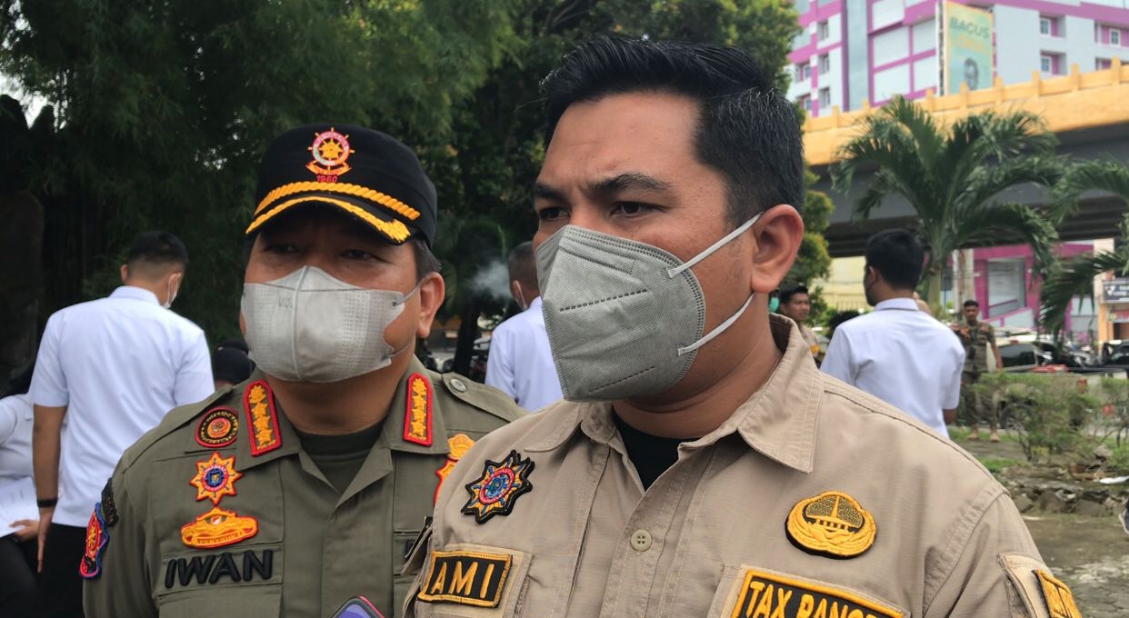 Kepala Bapenda Pekanbaru, Zulhelmi Arifin didampingi Kepala Sapol-PP Pekanbaru Iwan Simatupang (Foto:Istimewa)