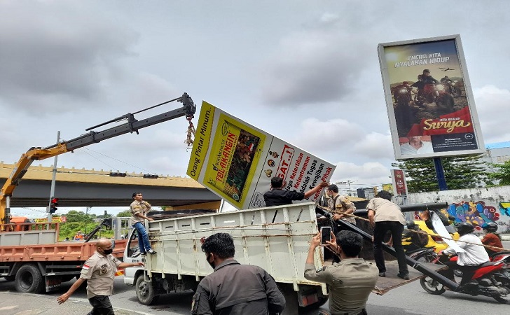 Pembongkaran tiang reklame ilegal di Pekanbaru