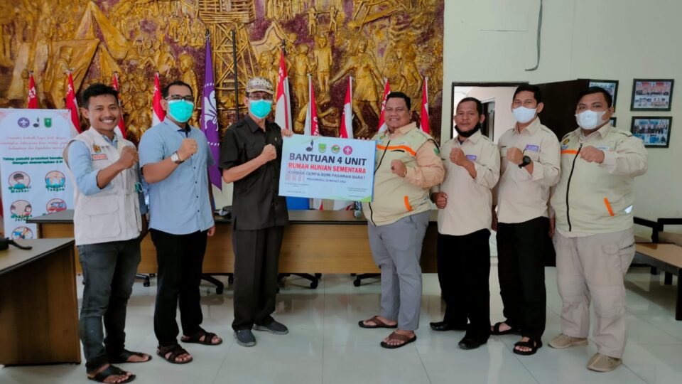 Kwartir Cabang (Kwarcab) Rokan Hulu (Rohul) menyerahkan donasi ke Kwartir Daerah (Kwarda) Gerakan Pramuka Riau,