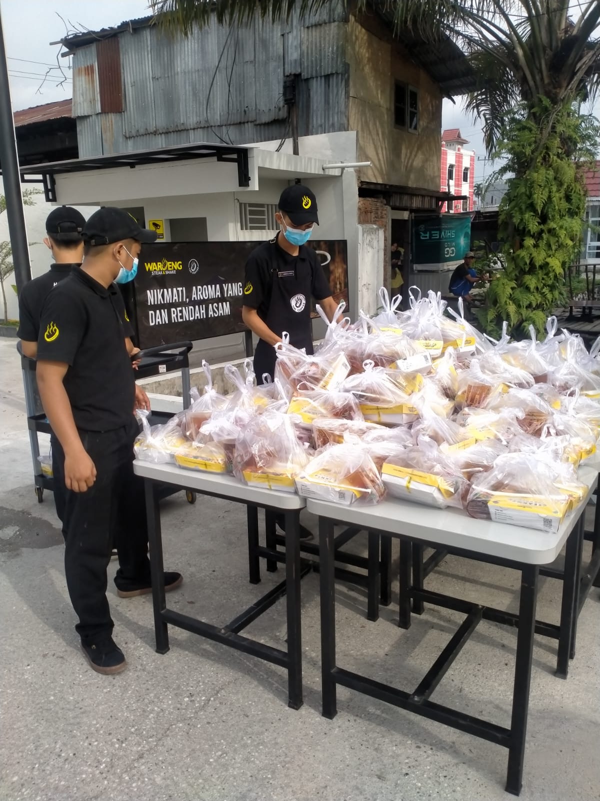 Warong Steak & Shake Pekanbaru bagi-bagi takjil