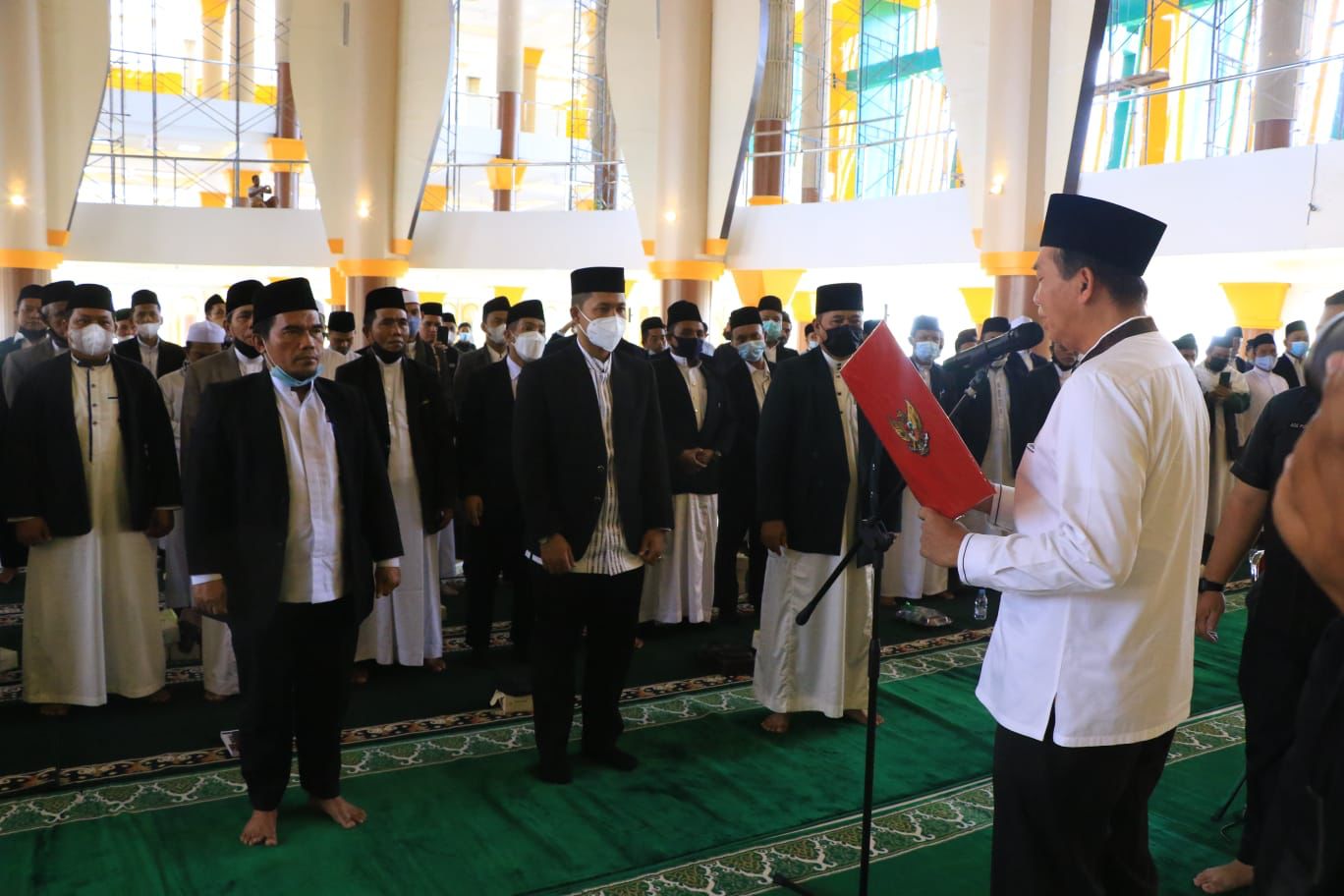Walikota Pekanbaru, Firdaus saat kukuhkan Imam Masjid Peripurna