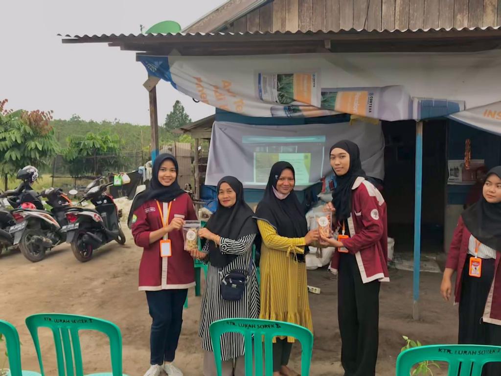 Mahasiswa KUKERTA UNRI Taja Lokakarya Dan Pelatihan Pembuatan Keripik Kelapa Bersama Ibu PKK Sorek Satu