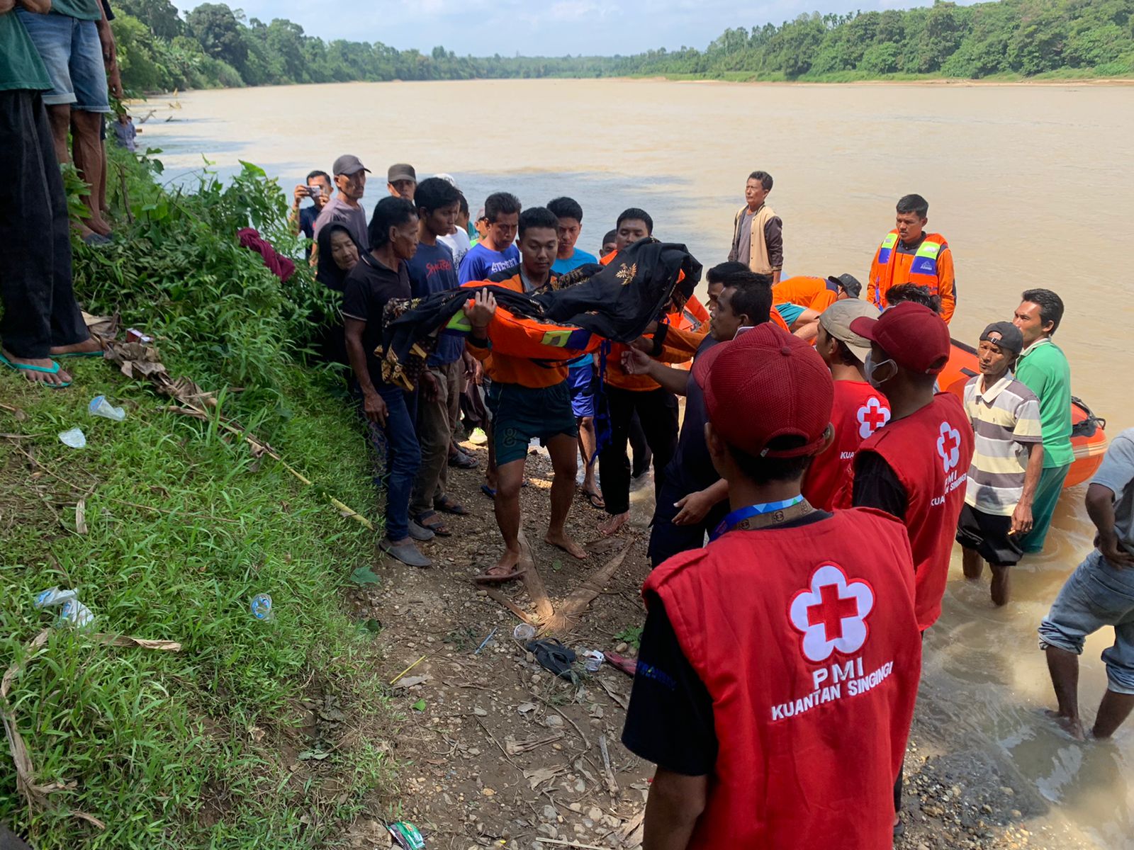 Basarnas Temukan Jasad Bocah yang Terseret Arus Sungai Batang Kuantan