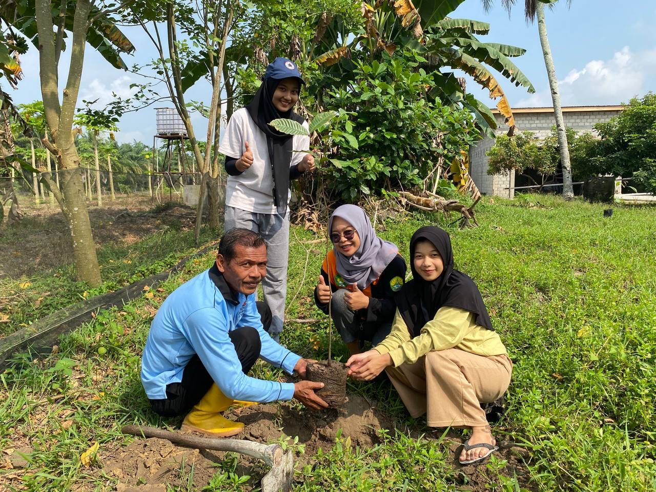 Tim KKN Desa Cinta Damai saat menanam bibit buah