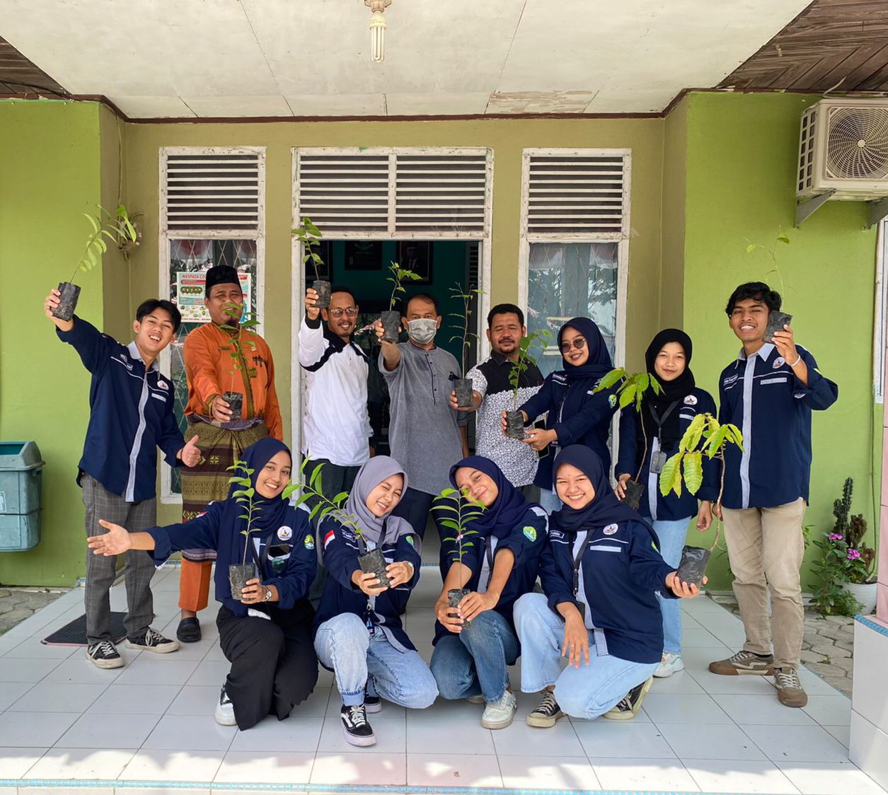 Moment foto bersama Tim KKN Desa Cinta Damai bersama perangkat Desa Cinta Damai