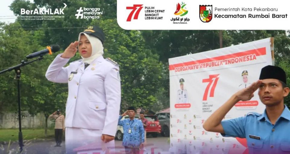 Camat Rumbai Barat, Indah Vidya Astuti memimpin langsung penyelenggaraan Upacara Bendera