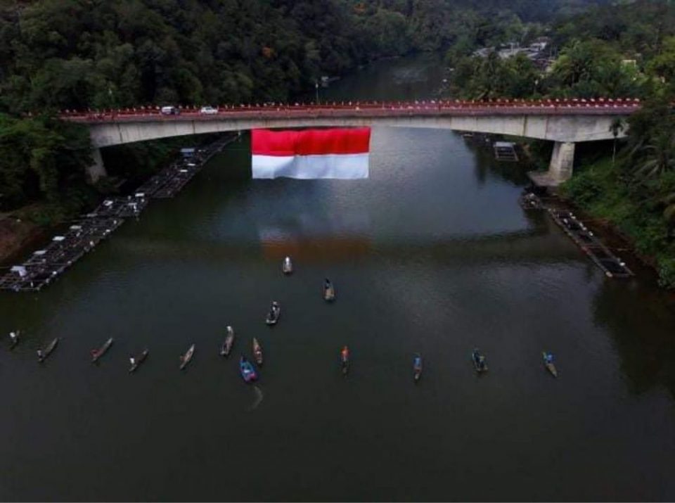 Bendera merah putih sepanjang 19 x 45 Meter di Bentang di tengah - tengah jembatan Rantau Berangin Desa Merangin Kecamatan Kuok bersempena dengan HUT ke 77 RI tahun 2022