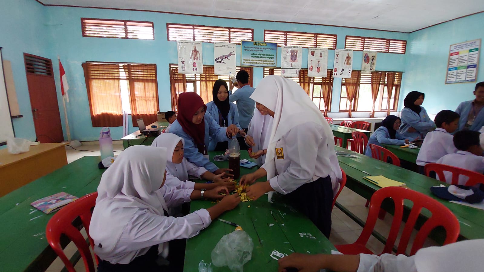 Mahasiswa KKN Unri Gelar Sosialisasi dan Pelatihan Pembuatan Eco Enzyme di SMP Negeri 3 Siak Kecil