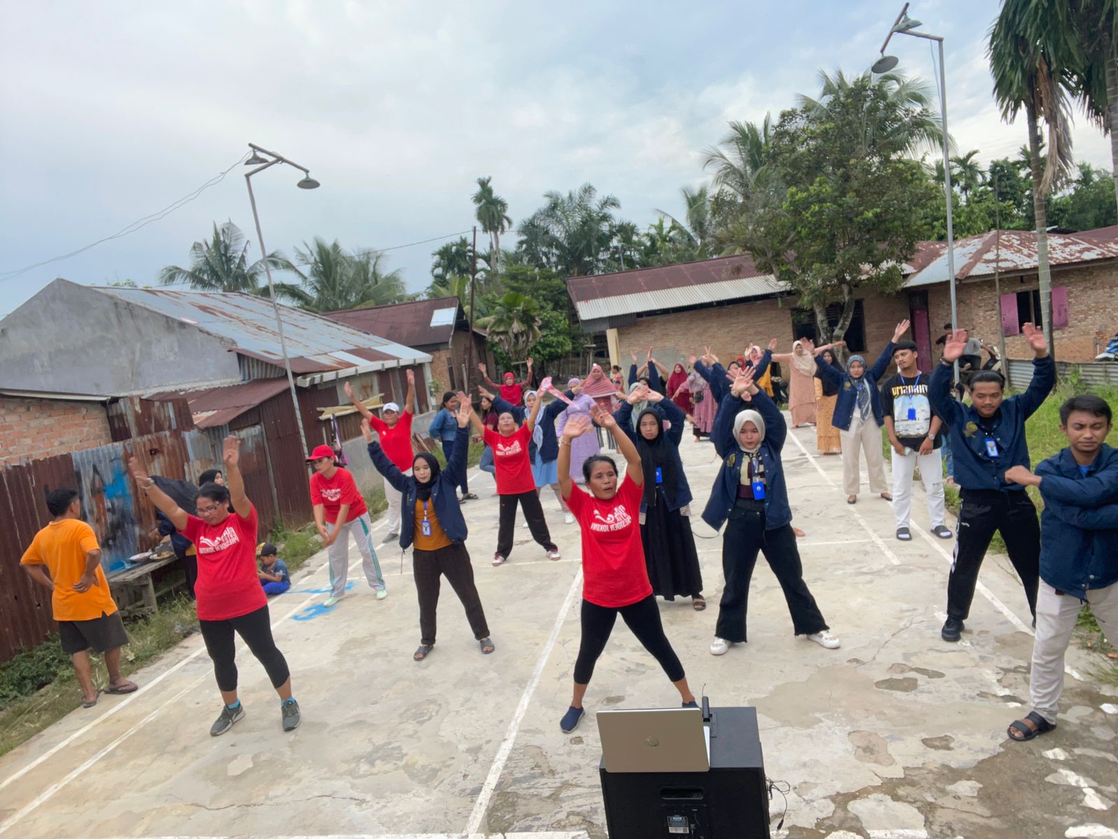 Mahasiswa KKN 20 Gelar Senam Sehat Bersama Masyarakat Desa Bencah Lesung