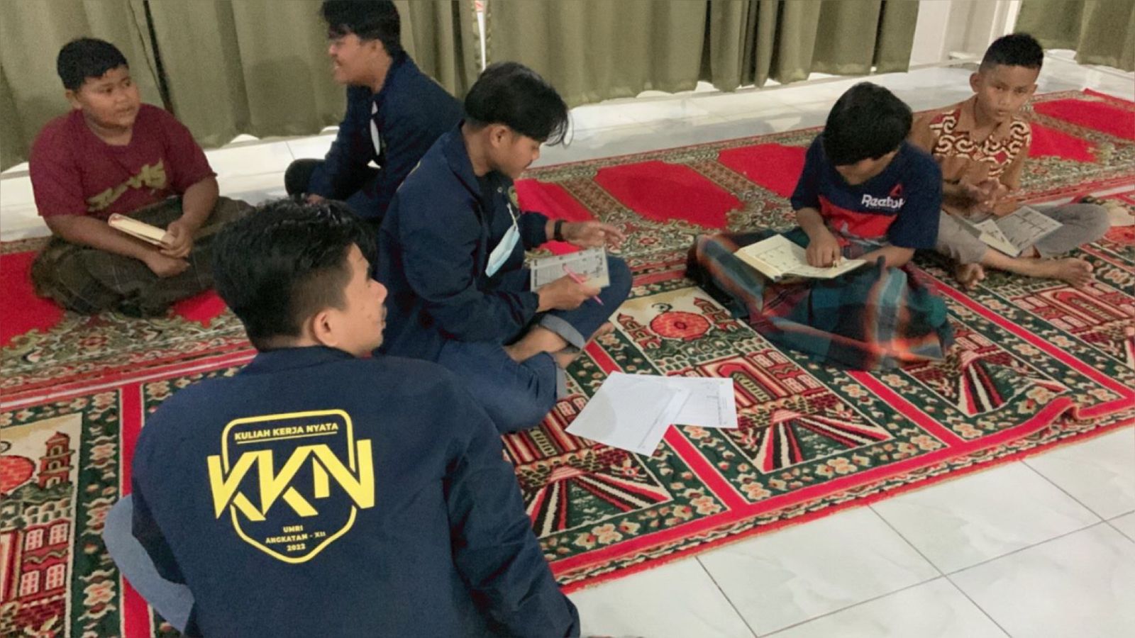 Mahasiswa KKN UMRI Ngaji Bersama Anak-Anak RW 06 Bencah Lesung
