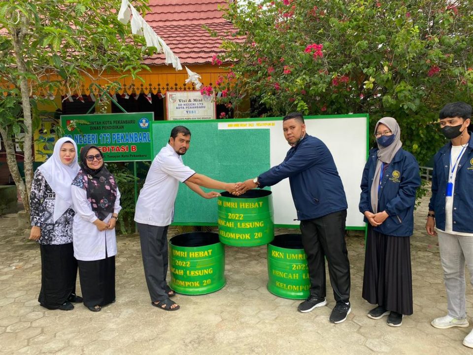 Mahasiswa KKN UMRI Serah Terima Mading dan Tong Sampah Serta Lalukan Penyuluhan di SDN 173 Pekanbaru