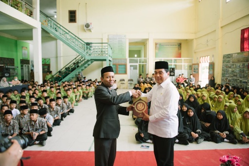 Anggota DPR Achmad dengan Pimpinan Ponpes Tekhnologi Riau