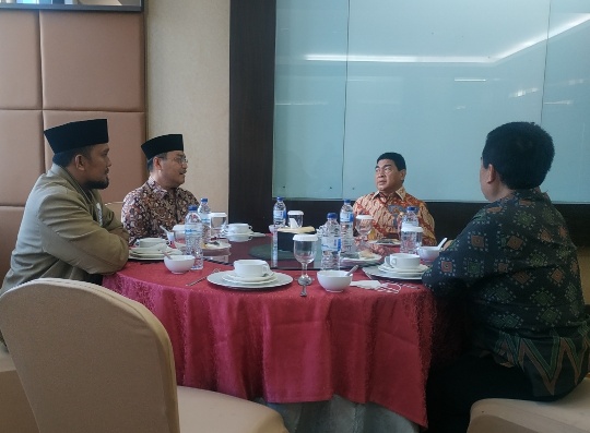 Anggota Komisi VII, Achmad berbincang dengan Kakanwil Riau Mahyudin