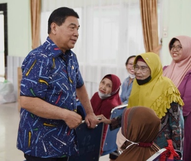 Anggota DPR RI Achmad menyapa emak-emak penerima bantuan program atensi Sentra Abiseka Pekanbaru.