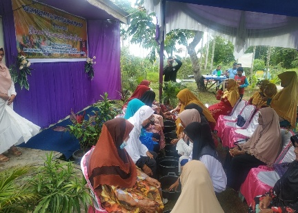 Momen membasuh kaki ibu yang diselenggarakan Rumah Kreatif RT 02 RW 01 Kelurahan Rumbai Bukit, Pekanbaru.