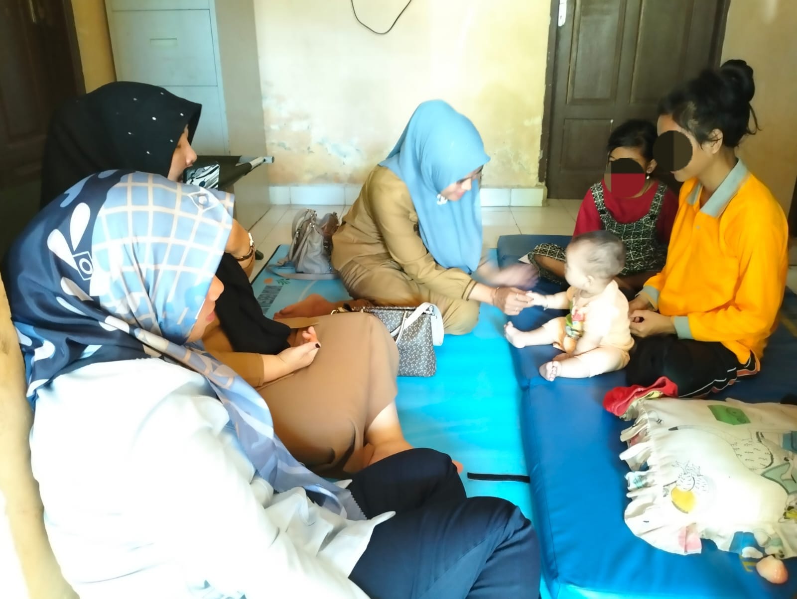 Dinsos Salurkan Bantuan Makanan untuk Puluhan Orang Terlantar