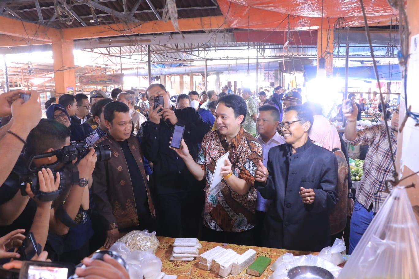 Cek Ketersediaan dan Harga Bahan Pokok, Wakil Menteri Perdagangan Kunjungi Pasar Sail di Pekanbaru