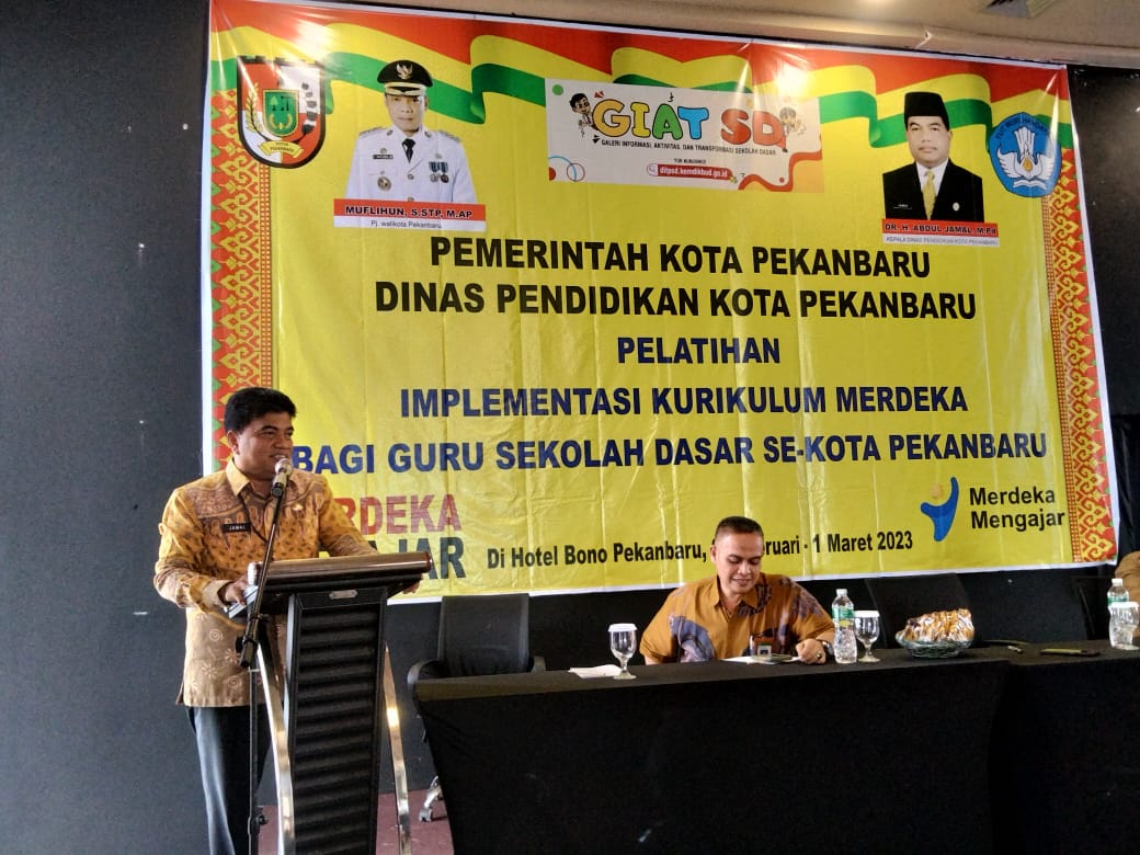 Kepala Dinas Pendidikan Kota Pekanbaru, Dr. H. Abdul Jamal, M.Pd saat membuka kegiatan