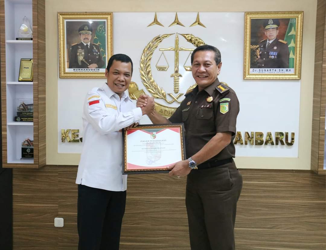 Berhasil Selamatkan Kerugian Negara, Kepala BPKAD Pekanbaru Dampingi Pj Walikota Berikan Apresiasi Kejari Pekanbaru