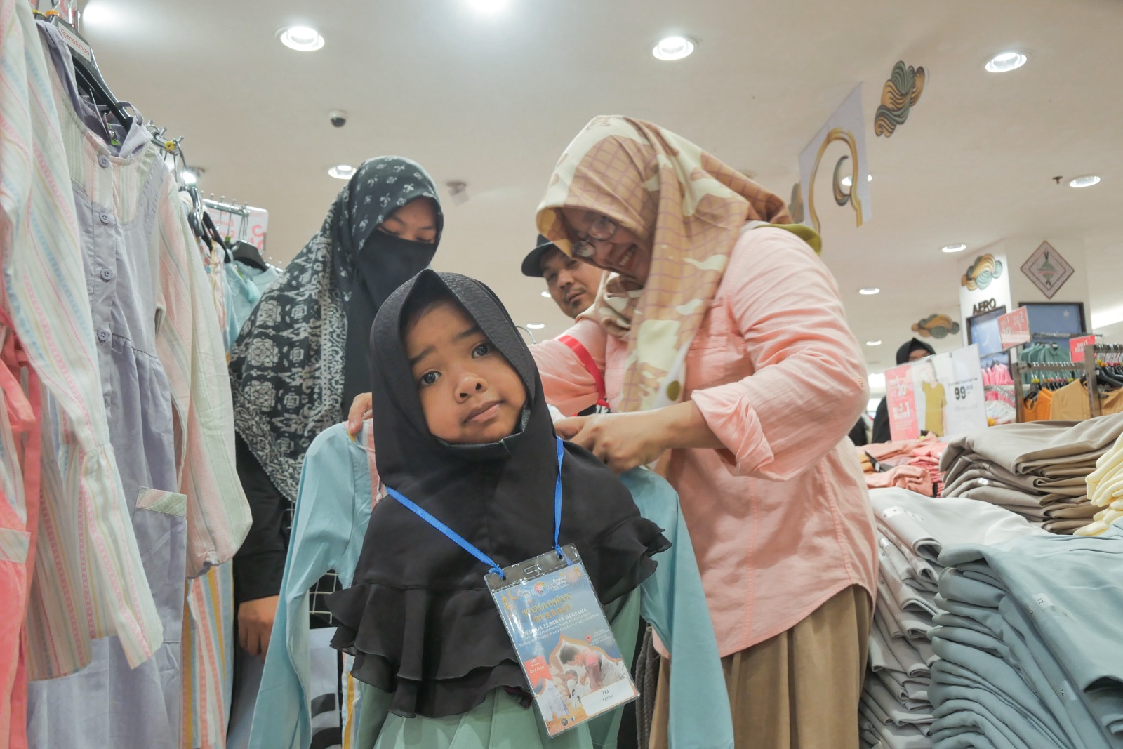 Komunitas Sosial ini Bawa 96 Anak Belanja Ramadhan ke Mall