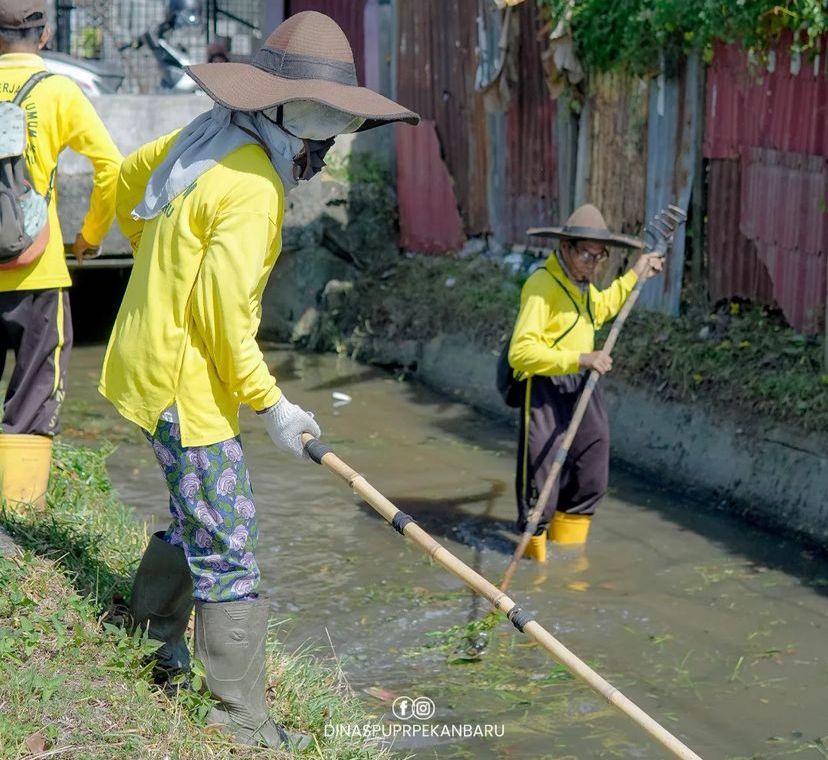 Meski Bulan Ramadhan, Pasukan Kuning PUPR Pekanbaru Tetap Rutin Bersihkan Drainase