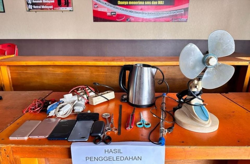 PEKANBARU - Sejumlah barang terlarang ditemukan didalam kamar hunian warga binaan Lapas Kelas II A Pekanbaru. Kalapas Kelas llA Pekanbaru, Sapto Winarno mengatakan hasil razia ini menemukan enam unit hp, gunting, senjata tajam yang dilarang berada didalam kamar warga binaan. "Kegiatan razia kali ini, salah satu dari bagian tugas kita dalam hal mengantisipasi terhadap berbagai hal yang bisa mengakibatkan gangguan keamanan dan ketertiban," kata Kalapas Sapto Winarno, Rabu (24/5). Sapto menjelaskan, razia ini digelar pada Senin (22/5) lalu, yang dilakukan di blok A, C, dan E. "Terkait temuan 6 unit handphone di dalam kamar warga binaan, kami mencurigai adanya oknum yang bermain," tegas Sapto. Sapto mengaku pihaknya tidak menutup diri dan dengan razia ini terus berupaya untuk memberikan kesadaran. Atas kecurigaan itu, pihaknya akan mencari tahu siapa oknum yang memberikan hp kepada warga binaan. "Jika ada oknum petugas yang bermain, akan kita sanksi tegas," tegas Sapto. Kedepannya, Sapto menegaskan, pihaknya akan tetap melakukan pemeriksaan ketat terhadap barang dan orang yang masuk.