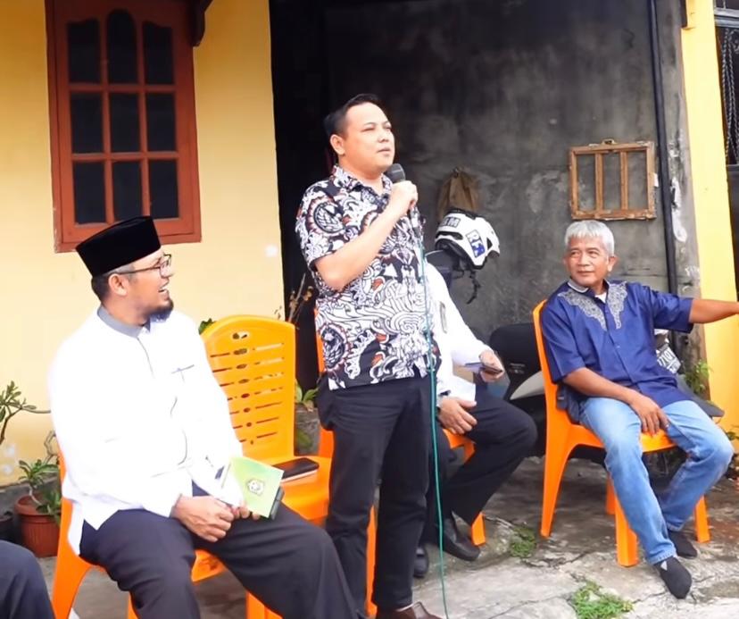 Sekcam Bukit Raya Dampingi Masyarakat Menerima Bantuan Jumat Barkah Dari UIR Dan LBP2AR