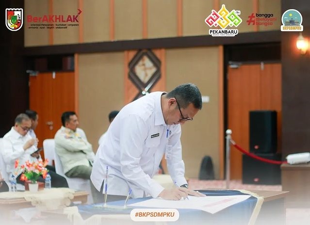 Kepala BKPSDM Tandatangani Komitmen Peningkatan SPIP Pemko Pekanbaru