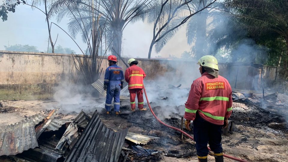 DPKP Kota Pekanbaru Padamkan Kebakaran di Jalan Siak II