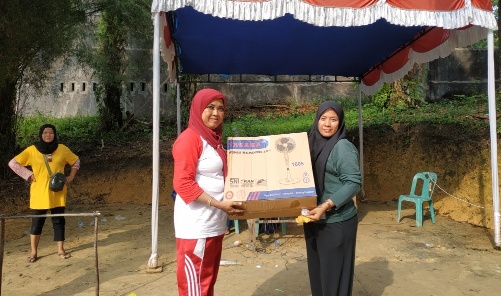 Caleg DPRD Provinsi Riau Dapil 1 Pekanbaru, Hj Desmaidar menyerahkan hadiah utama jalan santai (foto/ist)