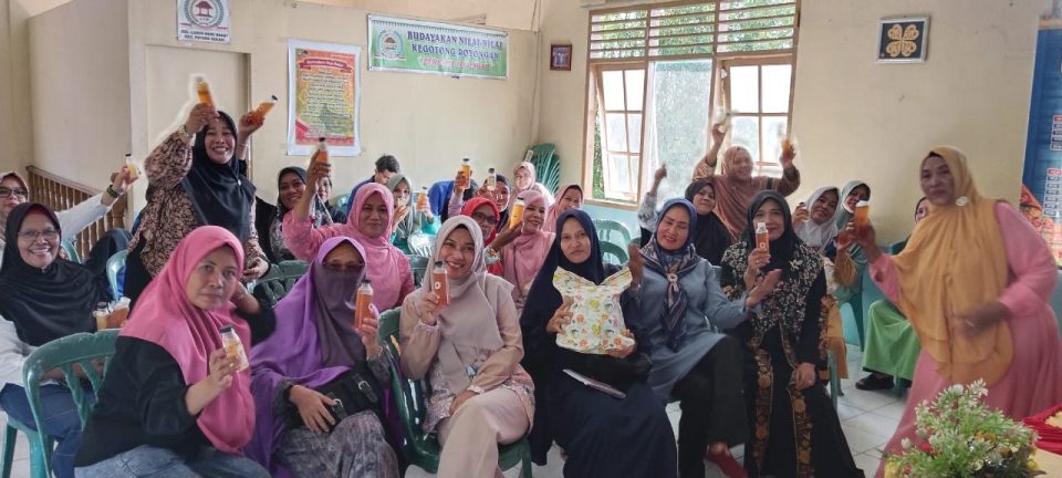 Mahasiswa KKN UNRI Membuat Inovasi Jamu dari oleh Kulit Nanas