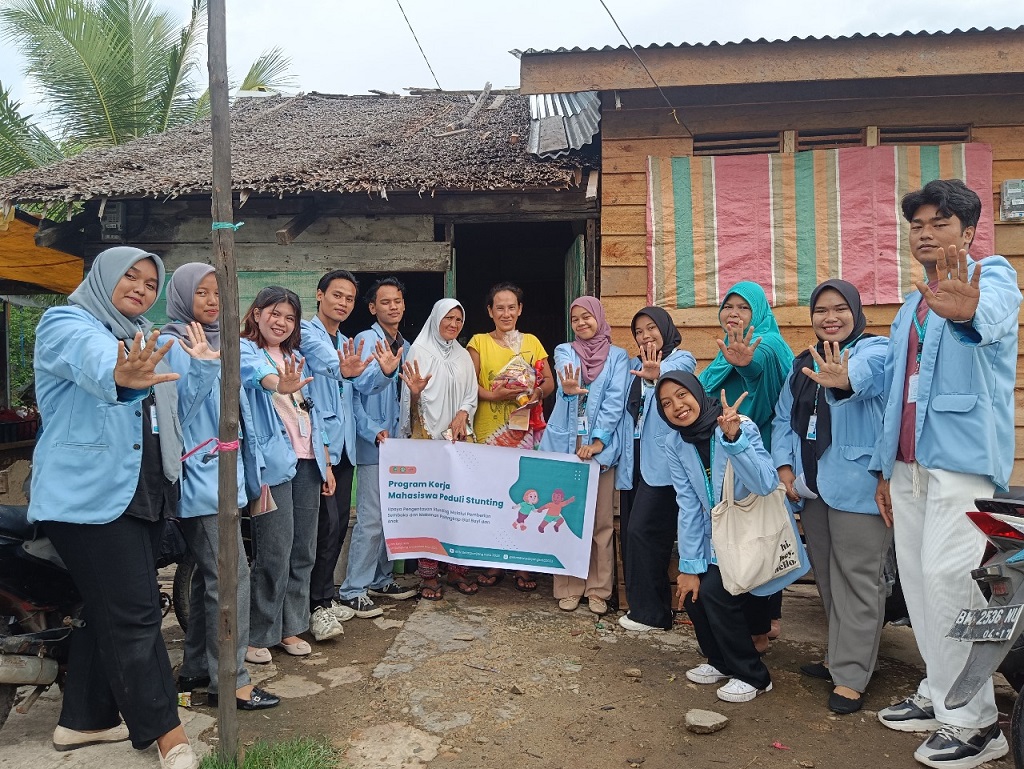 Mahasiswa KKN UNRI Bagikan Sembako dan Kreasi Menu PMT Kepada 9 Anak di Kelurahan Selatpanjang Kota