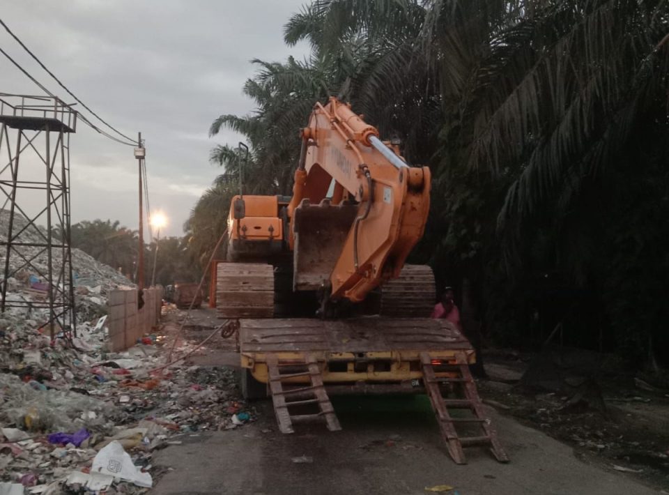 Alat berat jenis excavator ini digunakan untuk mempercepat bongkar dan memilah sampah dari mobil angkutan di TPA Muara Fajar