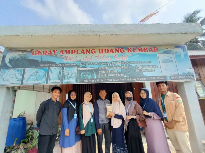 Mahasiswa KKN UNRI Desa Cantik Sungai Luar Promosikan Produk UMKM Unggulan Desa 'Amplang Udang Kembar' ke Sosmed