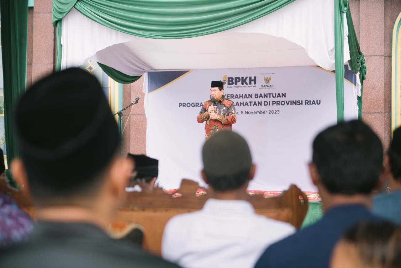 Anggota DPR RI Achmad menyalurkan bantuan dalam 4 program kemaslahatan dari BPKH bekerjasama dengan Baznas berlangsung di halaman Masjid Raya Pekanbaru (foto/ist)
